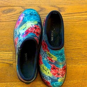 Size 10 Floral Woman’s Cloggers
